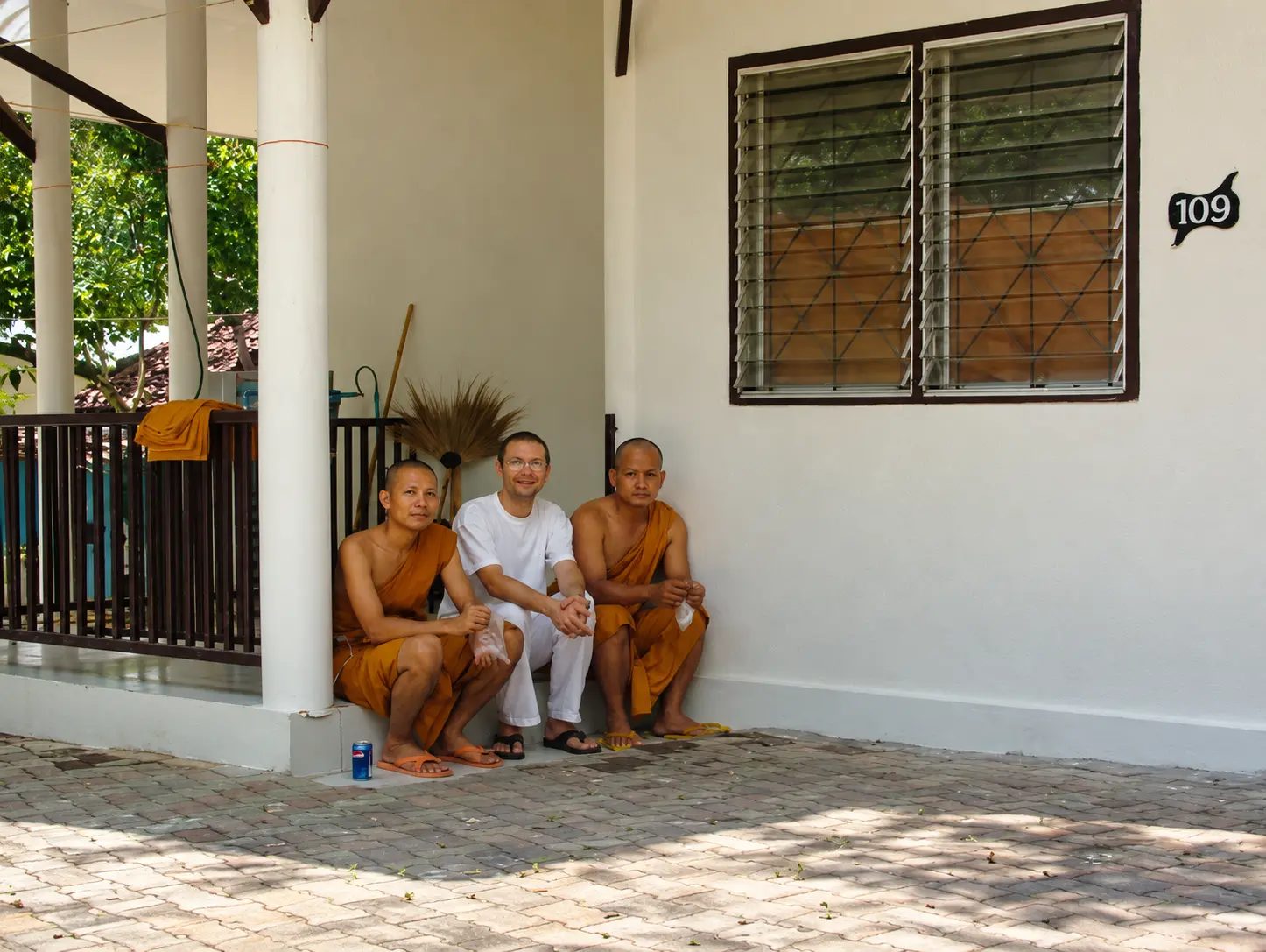 George Christodoulou Jagaro s buddhistickými mnichy ve Wat Ram Poeng v Chiang Mai